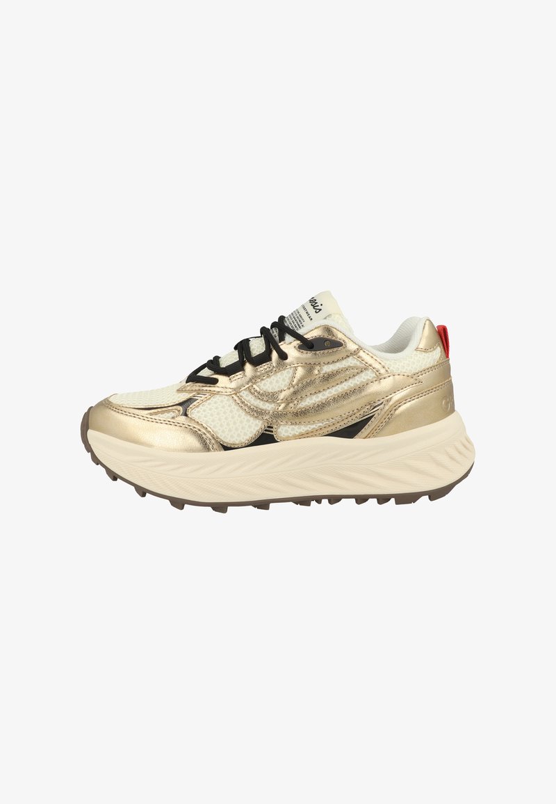 Béžová a metalicky zlatá teniska s tlustou bílou podrážkou, černými tkaničkami, červenou sponou na patě a texturovanými síťovanými panely.