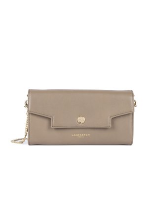 Clutch in pelle beige con patta piegata e hardware in tonalità oro. Presenta una tracolla a catena e logo impresso sul davanti. Tessuto liscio.