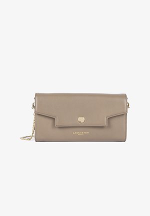 Pochette en cuir beige avec un rabat repliable et des accessoires en métal doré. Équipée d'une bandoulière en chaîne et d'un logo en relief à l'avant. Texture lisse.