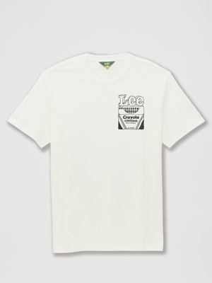 T-shirt blanc à manches courtes avec un graphique noir d'une boîte de crayons Crayola et le mot "Lee" sur le coin supérieur gauche de la poitrine.