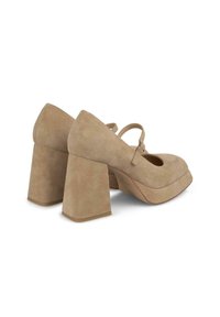 Scarpe col tacco alte in suede beige con punta rotonda, cinturino Mary Jane e tacco quadrato spesso. Texture liscia e design semplice.