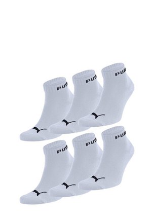 Weiße Knöchelsocken mit schwarzem "PUMA"-Branding und Logo auf der Vorderseite. Set mit sechs Paaren, aus einem Baumwollgemisch, mit geripptem Bund für eine gute Passform.