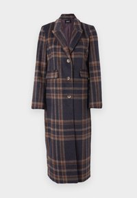 Manteau long en mélange de laine à carreaux bleu marine et marron, avec des revers, un devant à trois boutons et des poches à rabat.