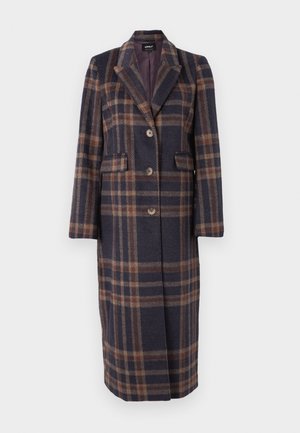 Manteau long en mélange de laine à carreaux bleu marine et marron, avec des revers, un devant à trois boutons et des poches à rabat.