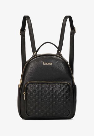 Melna ādas mugursoma ar teksturētu priekšpusi, zelta aparatūru, divām regulējamām siksnām un augšējo rokturi nēsāšanai.