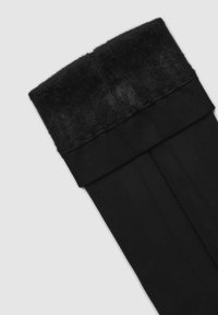Czarne legginsy z miękkim, puszystym pasem. Tkanina jest gładka i elastyczna, zaprojektowana z myślą o komforcie i ciepłu.