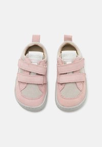 Lyserøde sneakers lavet af ruskind og mesh, med et lavt design, dobbelt velcro-remme og en gummisål.