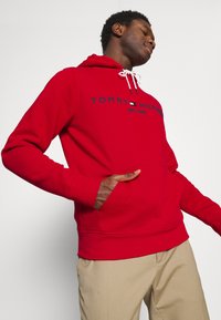 Tommy Hilfiger LOGO HOODY - Mikina s kapucňou - fireworks