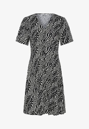 Schwarz-weißes Kleid mit kurzen Ärmeln, V-Ausschnitt, Knopfleiste vorne und gemischten Tiermustern, darunter Zebra- und Leopardenmotive.