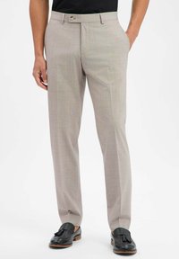 Hellgraue, maßgeschneiderte Hose mit dezentem Karomuster, ausgestattet mit flacher Vorderseite und Seitentaschen, kombiniert mit schwarzen Lederloafern.