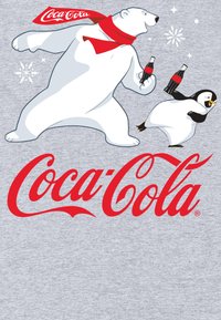 Grafika s tématem Coca-Coly, zobrazující kresleného polárního medvěda a tučňáka, oba držící láhve, s červeným šátkem na šedém pozadí.