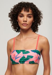 Top bikini floreale rosa con foglie verdi e dettagli arancioni. Presenta spalline sottili e un design cropped con una texture liscia.