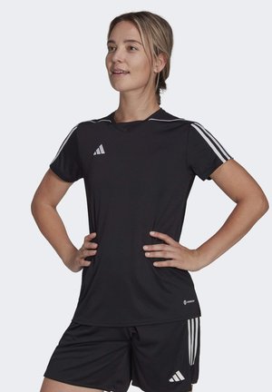 Zwart sportshirt en sportshorts, met witte strepen op de schouders en logo. Het materiaal ziet er glad uit, met een getailleerd ontwerp en V-hals.