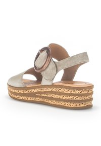 Svetle šedé semišové klínové sandály s kruhovým akcentem, otevřenou špičkou a texturovanou korkovou podrážkou s vrstveným designem.