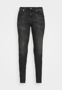 Jeans skinny de mezclilla negra con un diseño ajustado, que cuentan con cinco bolsillos, un cierre de botón y un desgaste sutil en la tela.