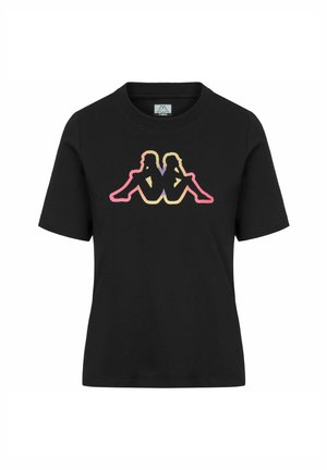 T-shirt nero a maniche corte con scollo rotondo, con un logo centrale raffigurante due persone sedute schiena contro schiena contornate da un gradiente di rosa, giallo e viola.