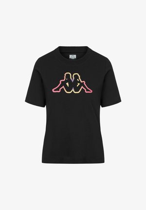 T-shirt nero a maniche corte con scollo rotondo, con un logo centrale raffigurante due persone sedute schiena contro schiena contornate da un gradiente di rosa, giallo e viola.