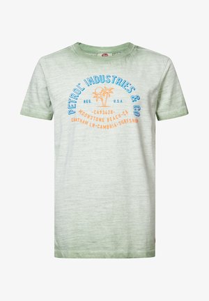 Lysegrøn t-shirt med korte ærmer med blå og orange tekst og palmebillede med teksten "Petrol Industries & Co" samt strand-tema stednavne.