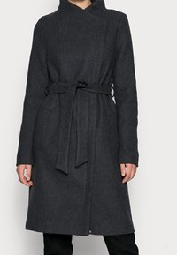 Cappotto lungo in lana grigio scuro con design avvolgente, vita con cintura e due tasche laterali. Presenta un colletto alto e maniche lunghe.