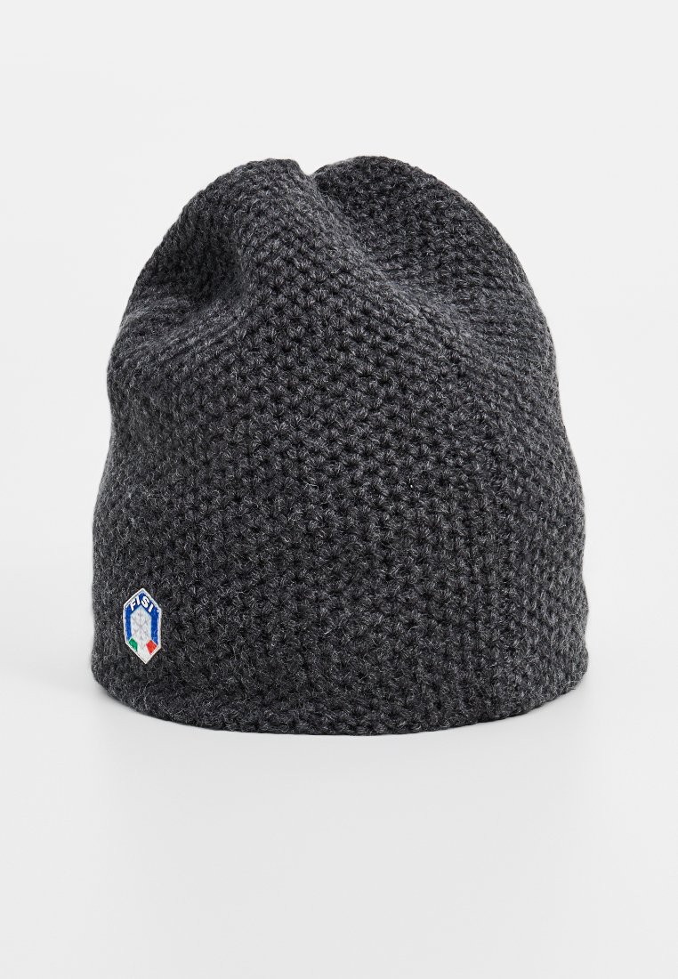 Wełniana czapka w kolorze ciemnoszarym, z fakturowaną powierzchnią i niebiesko-biało-zieloną naszywką z logo po jednej stronie.