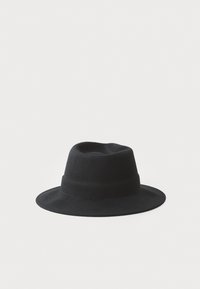 Cappello fedora in feltro nero a tesa larga con una corona piegata e un semplicissimo nastro attorno alla base della corona.