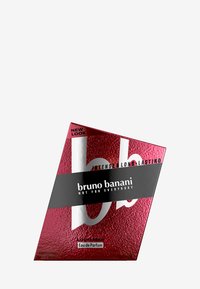 Bruno Banani Loyal Man Eau de Parfum en una caja triangular roja con un acabado texturizado, que presenta acentos negros y letras blancas. 50 ml.