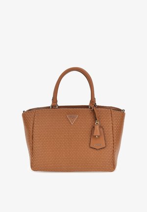 Bolso de mano de textura trenzada en color marrón con doble asa, logotipo triangular en la parte frontal y etiqueta de llavero desmontable. Tiene un tamaño mediano.