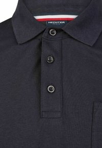 Marineblauwe polo met een klassieke kraag, een two-button placket, een zak en een textuurstof met een subtiel patroon. Merkenlabel zichtbaar.