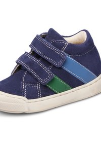 Sneaker in camoscio blu navy con due cinturini in velcro, caratterizzato da strisce verdi e blu, suola in gomma bianca e dettagli di cucitura testurizzati.