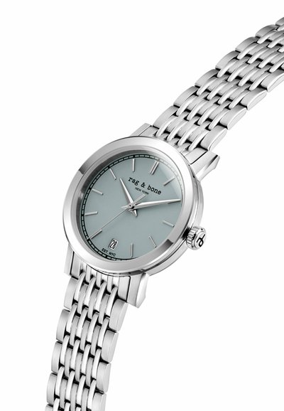 Strieborné kovové náramkové hodinky so svetlomodrým ciferníkom, striebornými hodinovými značkami a ručičkami, dátumovým zobrazením na 6. hodine a logom "rag & bone".