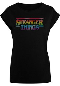 Svart kortermet t-skjorte med "STRANGER THINGS" i fargerike rhinestones, arrangert i et retro skrifttype, med en behagelig rund hals.