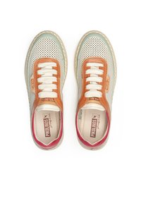 Zapatillas ligeras con diseño perforado, en cuero verde menta, crema y naranja. Cuerdas blancas y suela de goma texturizada. Logotipo de la marca visible.