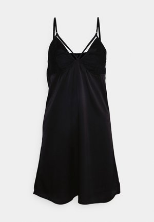 Vestido de noche de satén negro con tirantes ajustables, que presenta un corpiño fruncido y un diseño de falda suave y fluida.