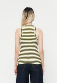 Grün-weiß gestreiftes Tanktop mit enganliegendem Design und gerippter Textur, ausgestattet mit breiten Schulterträgern und einem abgerundeten Rückenausschnitt.