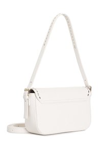 Borsa a tracolla bianca in pelle con pattina frontale piatta, tracolla regolabile e dettagli metallici. Texture liscia con sottili dettagli di cucitura.