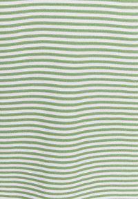 Biały materiał z równomiernie rozmieszczonymi cienkimi, poziomymi zielonymi paskami, ukazujący delikatną teksturę dzianiny i lekkie fale.