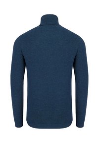 Granatowy sweter z golfem, dzianinowy materiał, długie rękawy, dopasowany krój, bezszwowe plecy, ściągacze u dołu i przy mankietach, miękka faktura.