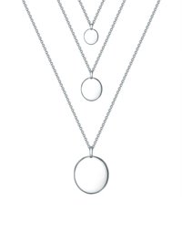 Collares de plata en capas con colgantes circulares en tres tamaños, que presentan superficies suaves y diseños de cadenas entrelazadas.