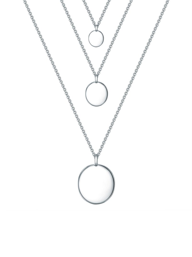 Collares de plata en capas con colgantes circulares en tres tamaños, que presentan superficies suaves y diseños de cadenas entrelazadas.
