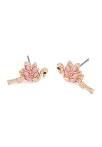 Orecchini dorati a forma di fenicotteri, con piume in smalto rosa e occhi in perline nere. Dotati di perni per un fissaggio sicuro.