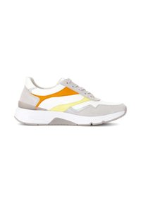 Sneakers met een mix van grijs suède, witte leer en felle oranje en gele accenten. Dikke witte zool, vetersluiting.