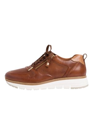 Baskets en cuir marron avec panneaux texturés, fermeture éclair et détails en lacets. Semelle blanche avec un accent tissé autour de la semelle extérieure.