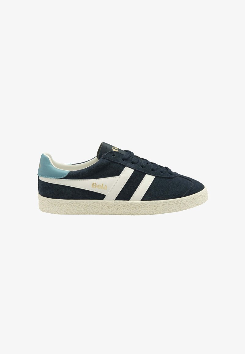 Sneakers in suede di colore blu navy con strisce bianche in evidenza. Presentano una suola in gomma bianca testurizzata e un collarino del tallone di colore azzurro chiaro. Branding Gola.