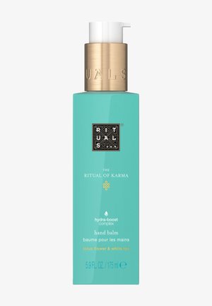 Flacon turquoise de baume pour les mains Rituals The Ritual of Karma hydra-boost avec fleur de lotus et thé blanc, 175 ml, distributeur à pompe doré.