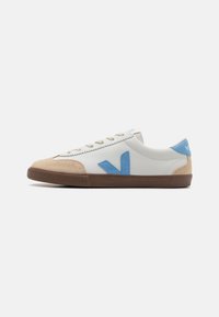 Unselected, white/aqua/bark