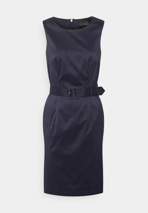 Granatowa dopasowana sukienka z okrągłym dekoltem, paskiem w talii i zapięciem na zamek z tyłu. Gładka tkanina i bezszwowy design.