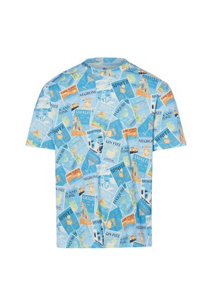 Blaues kurzärmliges Hemd, bedeckt mit bunten Cocktail-Rezeptkarten, die Getränke und Reiseziele wie Amalfi, Capri und Mykonos zeigen.