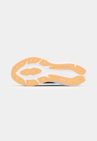 Semelle de chaussure avec une base blanche ornée d'accents en caoutchouc orange et rose, motif de sculpture complexe offrant traction et durabilité.