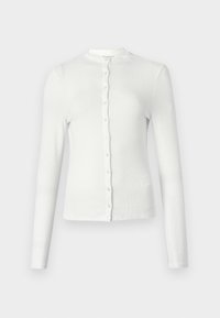 Cardigan long à manches longues blanc en maille côtelée avec un col rond et une rangée de petits boutons assortis sur le devant. Texture douce, coupe ajustée.