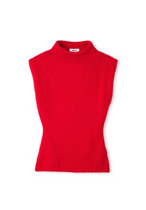 Mouwloze rode fuzzy trui met een opstaande kraag en een aansluitende taille, plat gelegd op een witte achtergrond.